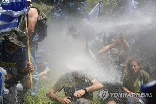 사법정비 반대 시위대에 물대포를 쏘는 이스라엘 경찰. [AP=연합뉴스]